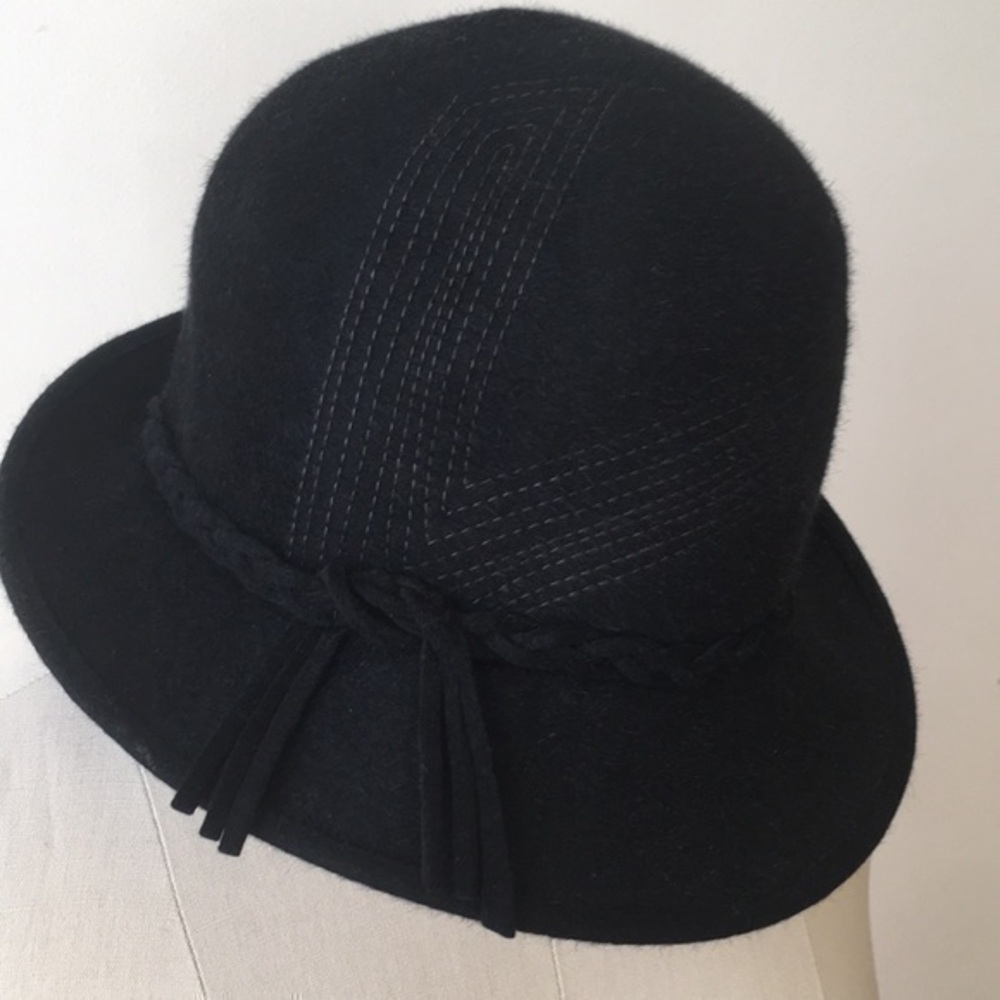 VINTAGE hat black with stitching detail XS